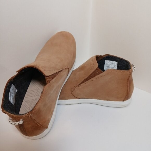 OluKai Tan and White Manu Hope Chukka Boots - Picture 9 of 11